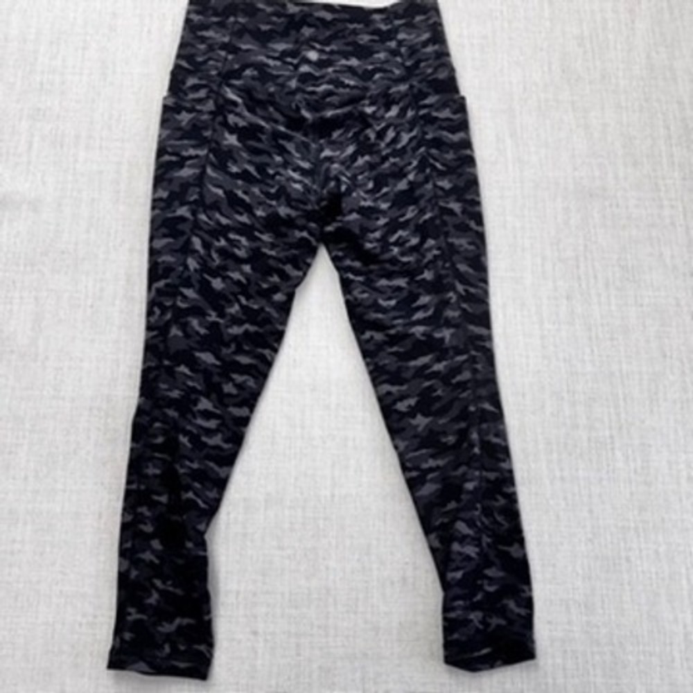 Athleta Salutation Stash Pocket II‎ Printed 7/8 Tight Camo Leggings Grey Black M - Picture 15 of 15